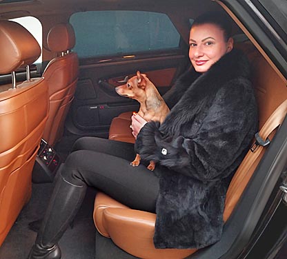 V prostorném křesle limuzíny Audi A8