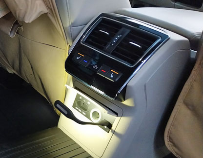 Ovládání klimatizace, výhřevu křesel, zásuvka 12 V a 230 V